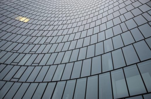 西瓜视频平台发展历程示意图，字节跳动总部大楼与平台Logo，展示平台从2017年至今的成长轨迹